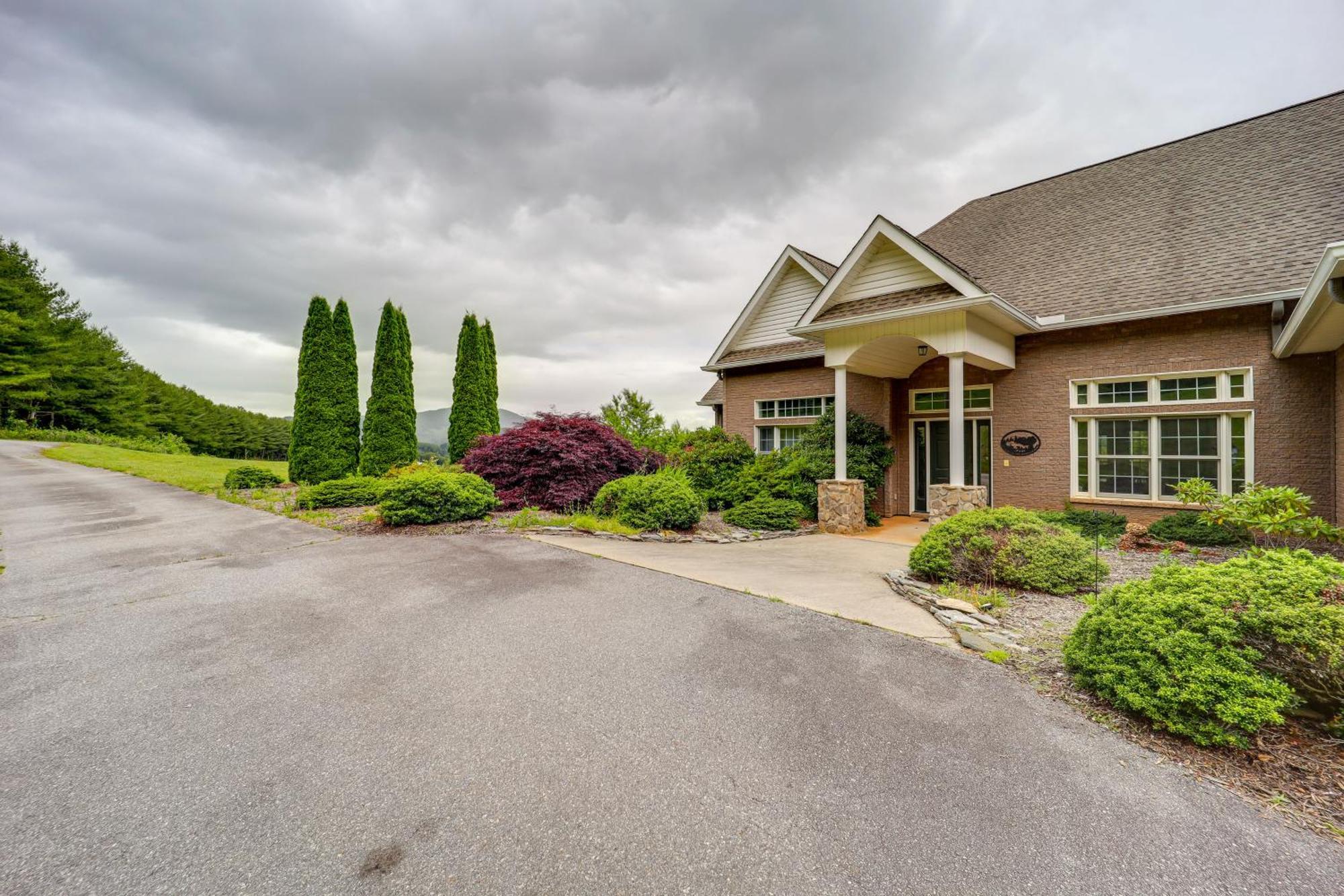 Classy Home With Hot Tub And Mt Jefferson Views! West Jefferson Exterior foto