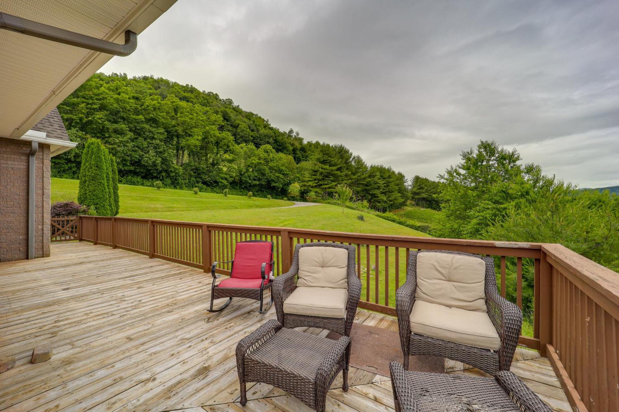 Classy Home With Hot Tub And Mt Jefferson Views! West Jefferson Exterior foto